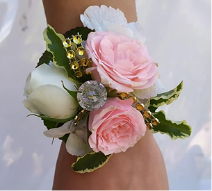 Confection de bracelet de fleurs avec bijoux fantaisie pour la Mariée - Toulouse (31)